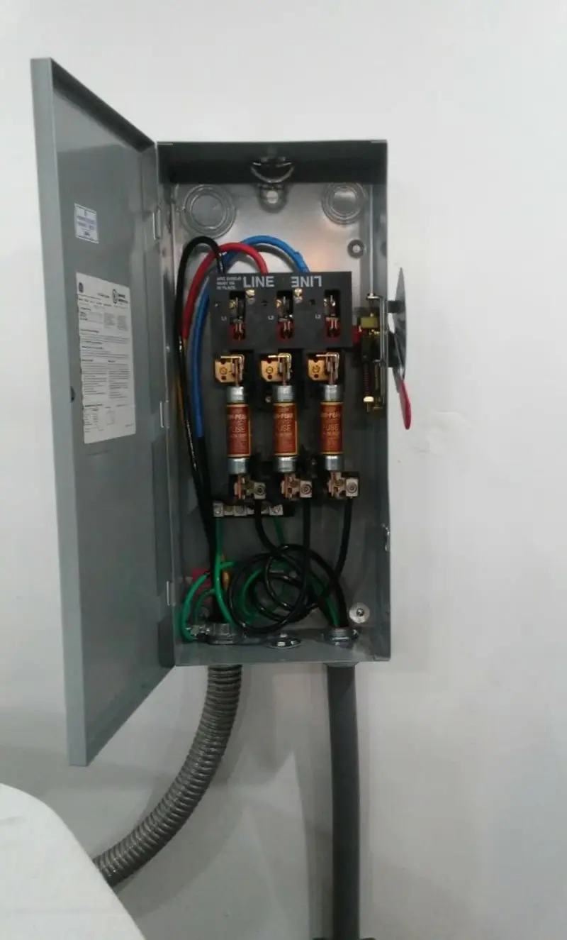 Three-phase disconnect switch installed for Smoke Detector Installation in Ovilla